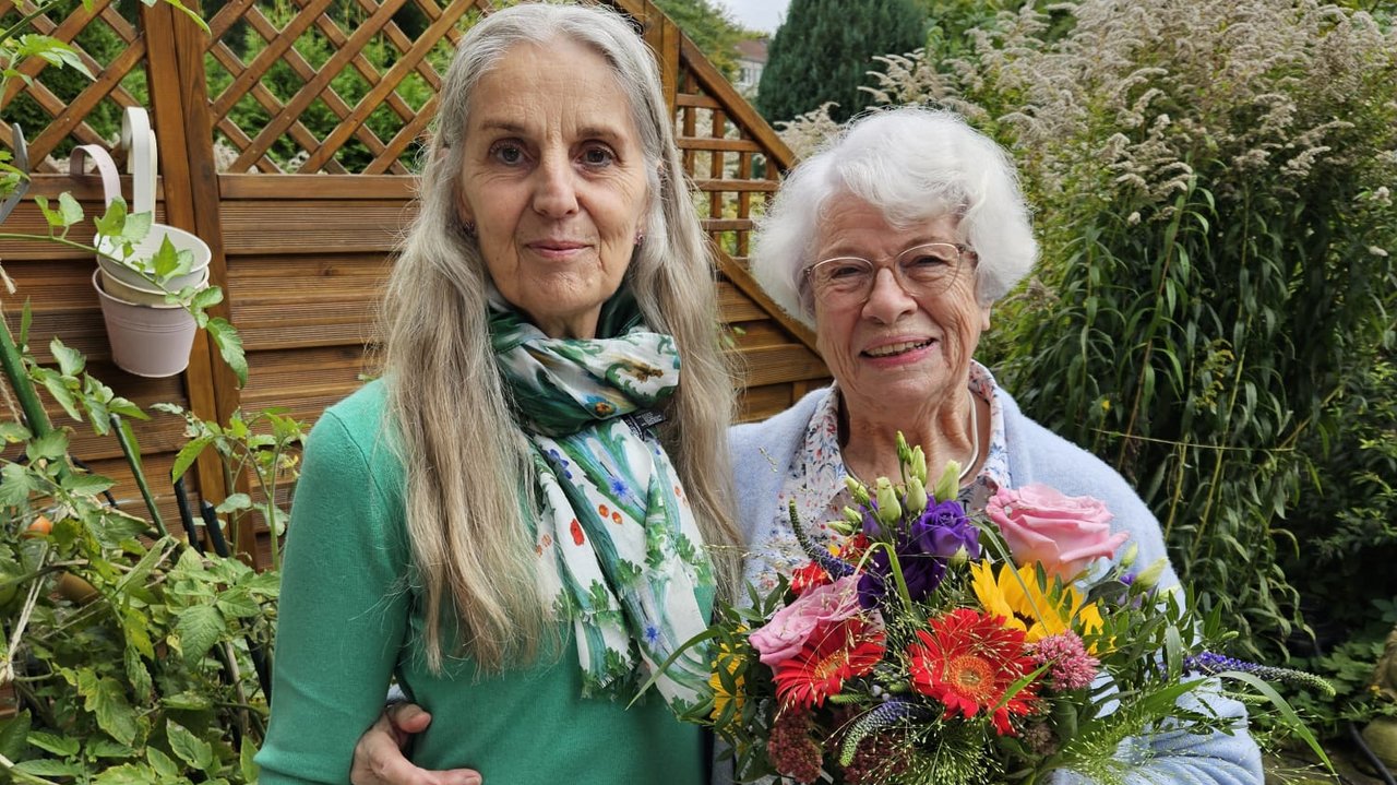 Seite_16u17_-_2024__Anna_Kaib_ueberreicht_zum_Jubilaeum_einen_Blumenstrauss.jpg