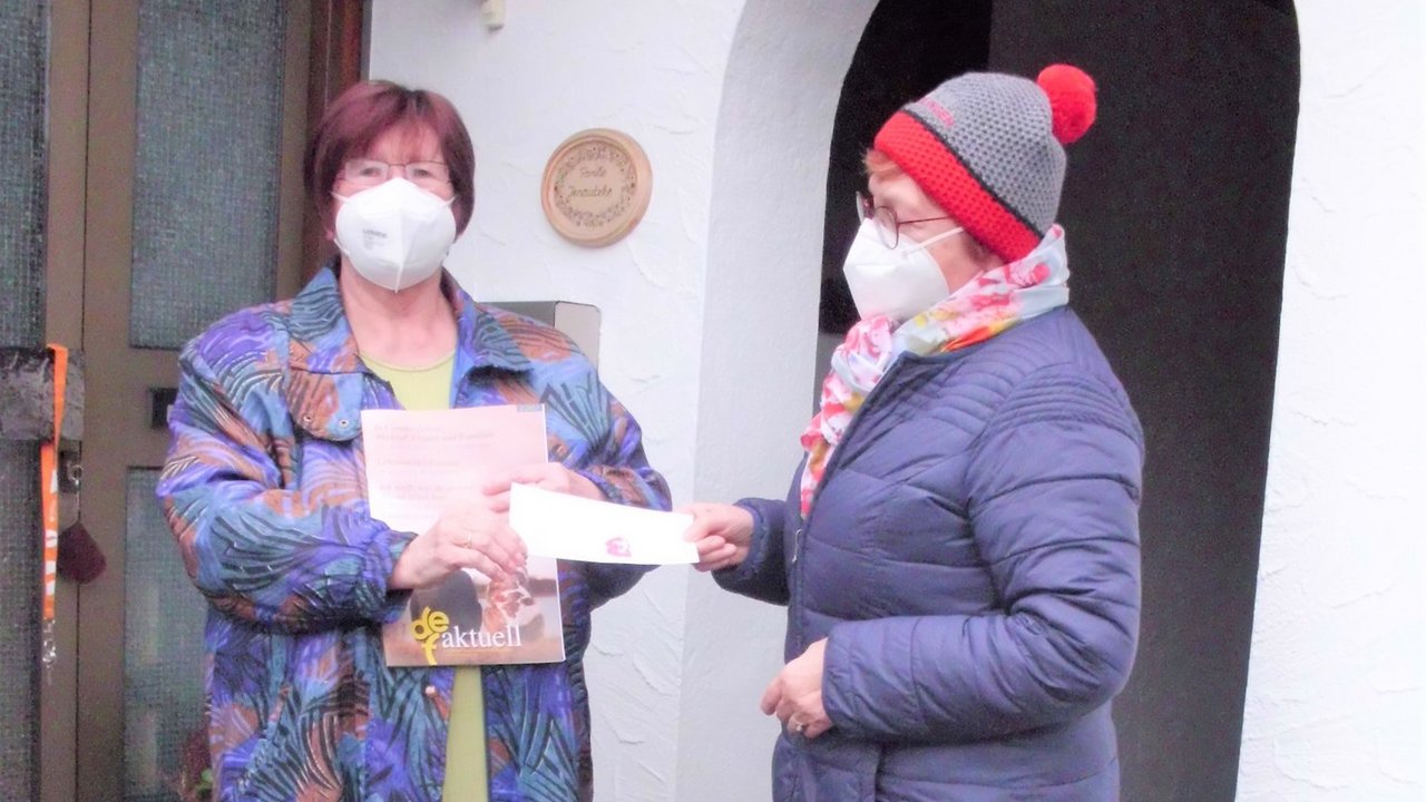 Noerdlingen_Austragen_Heft_mit_Maske.jpg