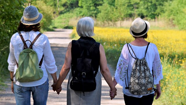 3_Frauen_Spaziergang__pixabay.jpg
