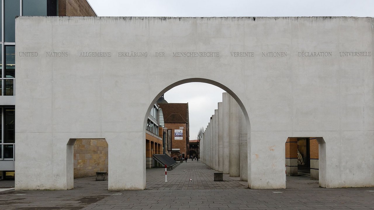 Strasse-der-Menschenrechte-Eingang-2012.jpg
