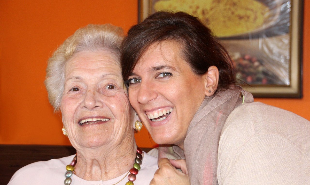 Seite_17__Seniorin_mit_Frau__Quelle_pixabay.com.jpg