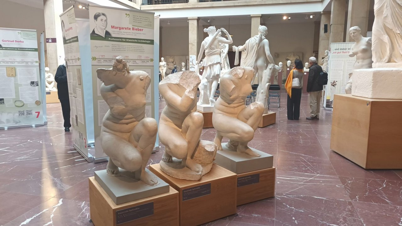 2025__29.7.__Archaeologinnen__Skulpturen.jpg