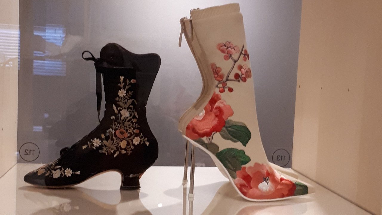 2_Schuhe_aus_Offenbacher_Museum__Quelle_privat.jpg
