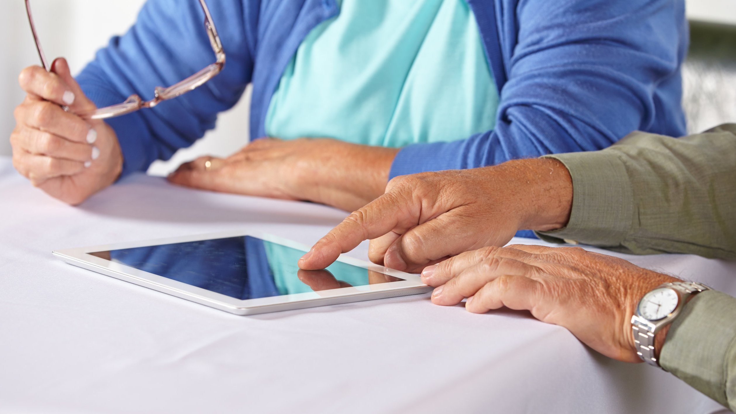 Senioren am Tablet Computer