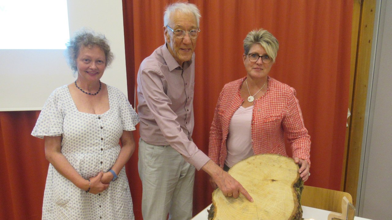 2023__Oktober__Angela_und_Johann_Bauer__daneben_Katharina_Geiger__vlnr_.JPG