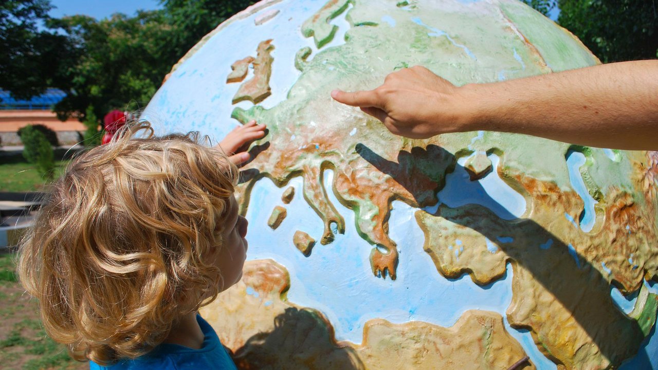 Kind_Europa_zeigen__Quelle_Pixabay.com.jpg