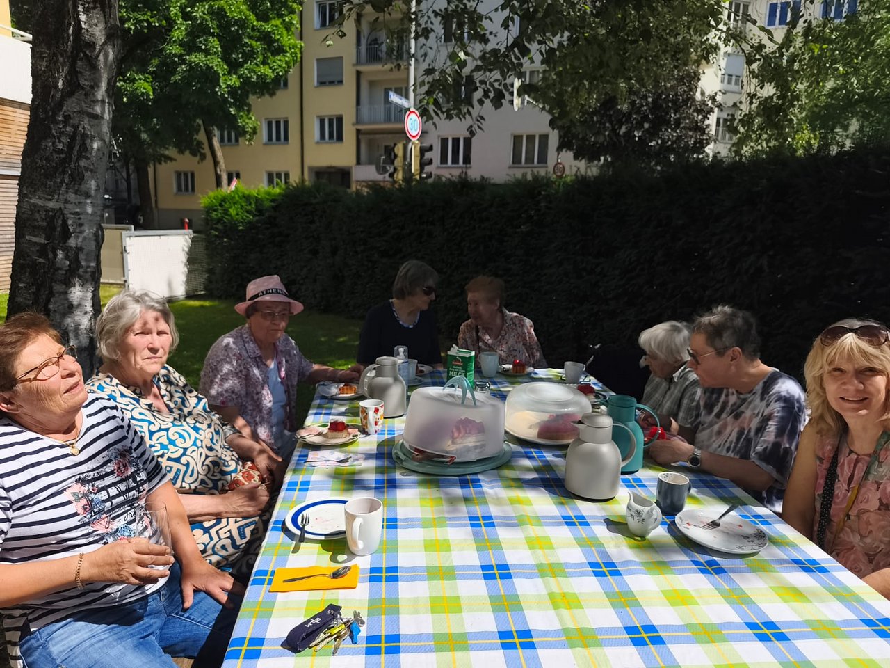 2025__24.6.__Kaffee_im_Garten__Gruppe_am_Tisch.jpg