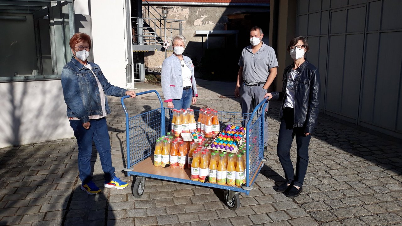 Noerdlingen_UEbergabe_Ostergeschenke_2021.jpg
