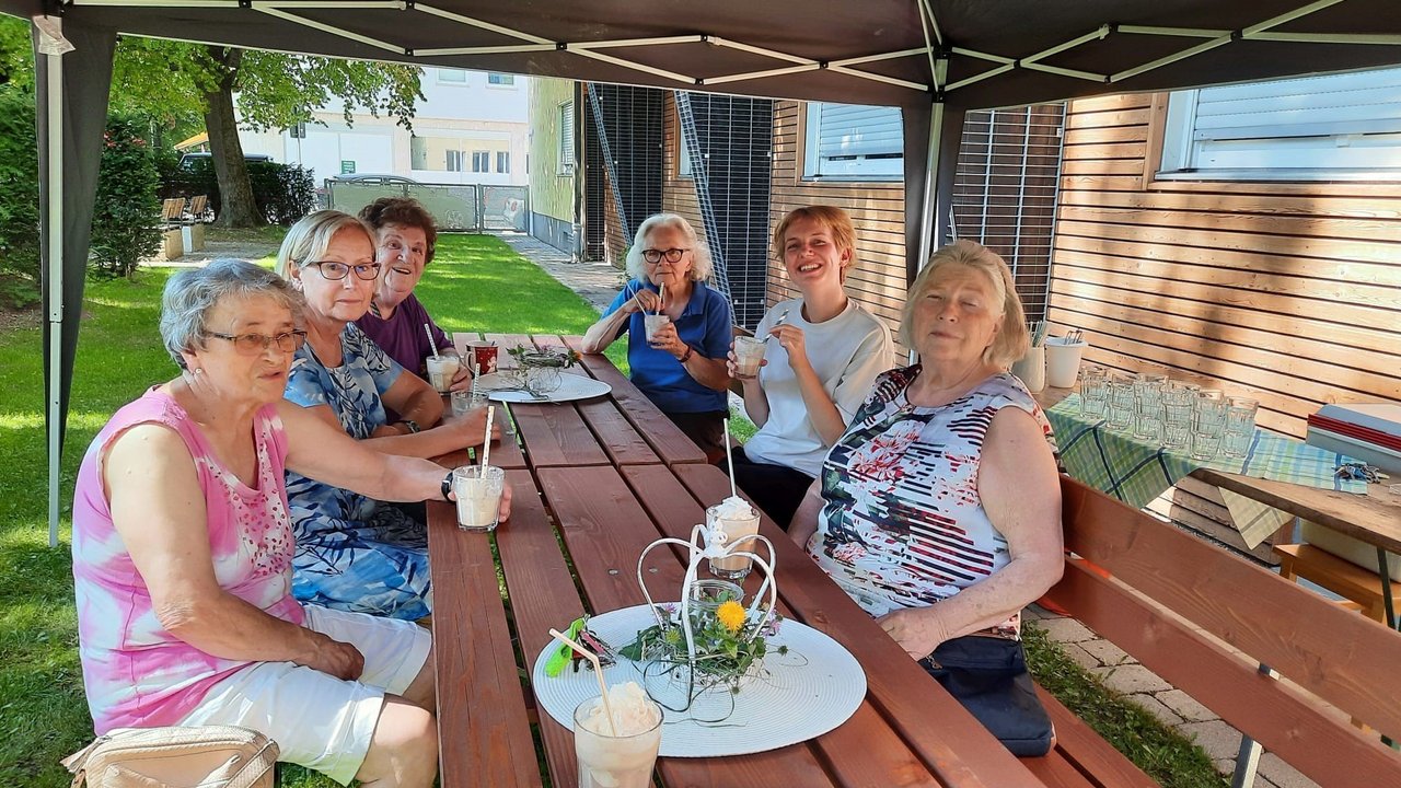 2023__321.8.__Mieterinnen_mit_Eiskaffee.jpg