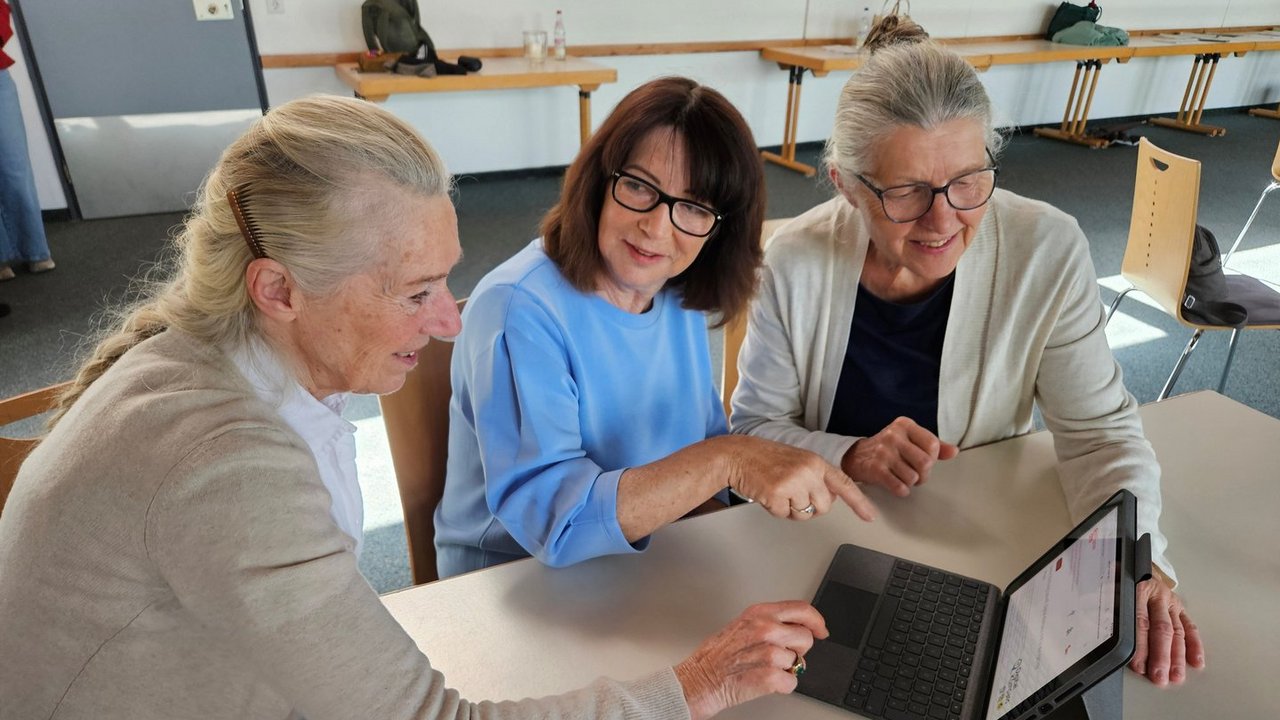 3_Frauen_mit_Tablet__in_Pappenheim___2.jpg