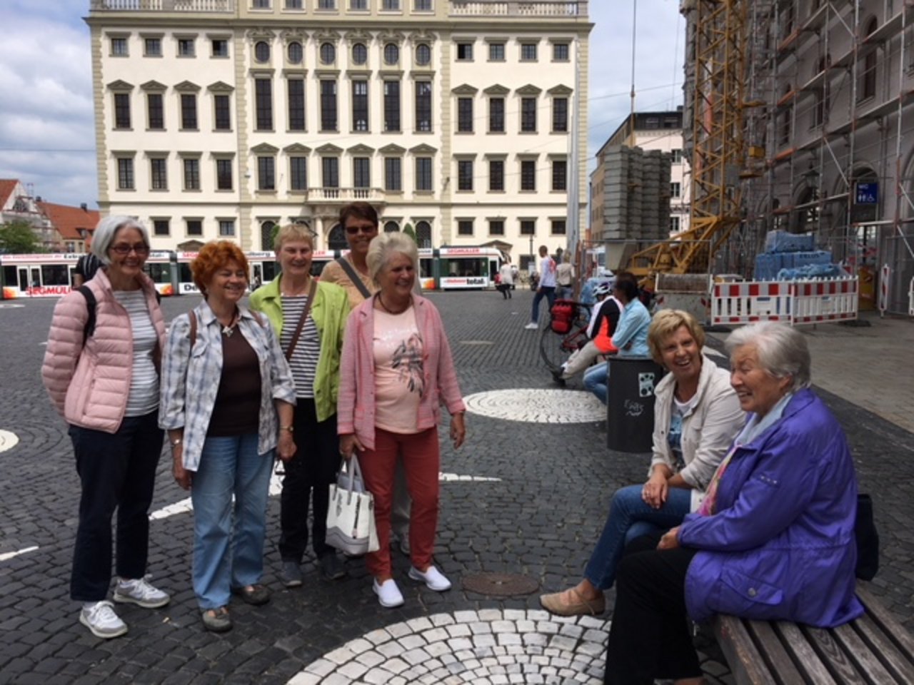 Treffen_vor_dem_Rathaus_DEF_SC.jpeg