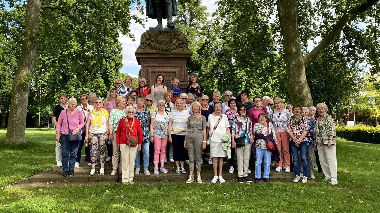 2024__6.6._Studienfahrt_-_Gruppe_vor_Denkmal.jpg