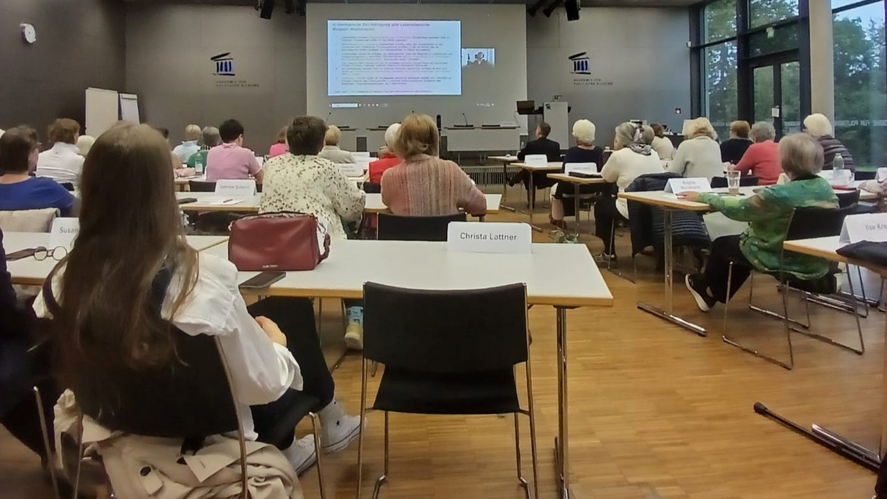 2025__Aufmerksame_Zuhörerinnen.jpg