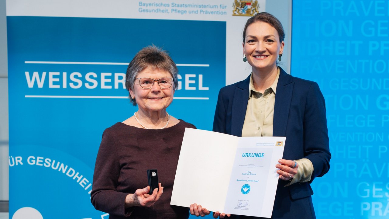 2025__Verleihung_Weisser_Engel_an_Ingrid_Roehrich_durch_Min._Gerlach.jpg