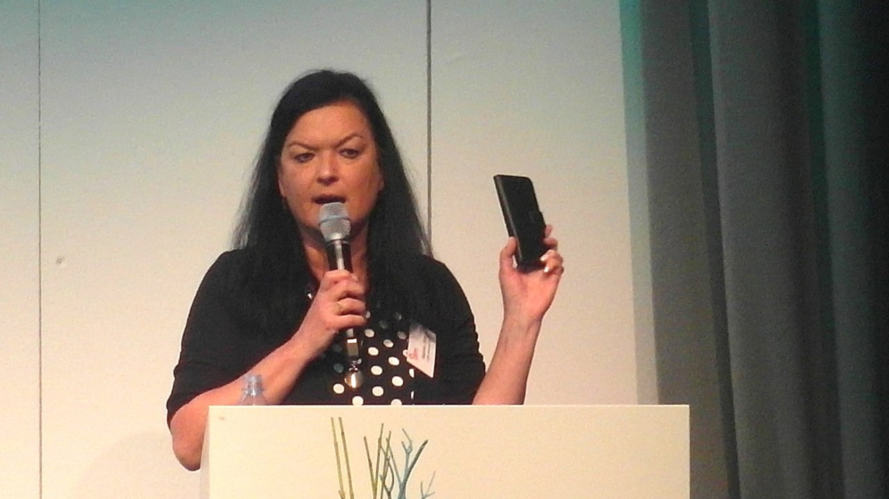 SabinezeigtdasSmartphone_Kopie.JPG