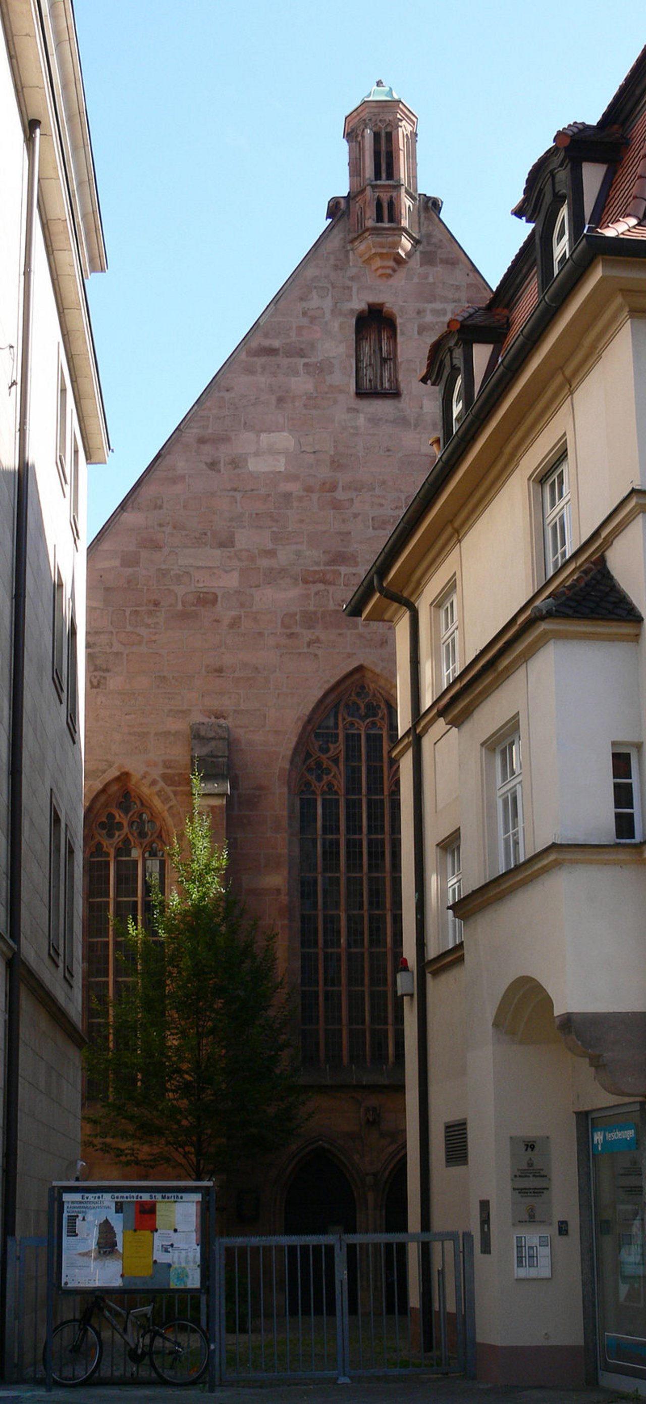 Nuernberg_St_Martha_Westfassadegemeinfrei.jpg