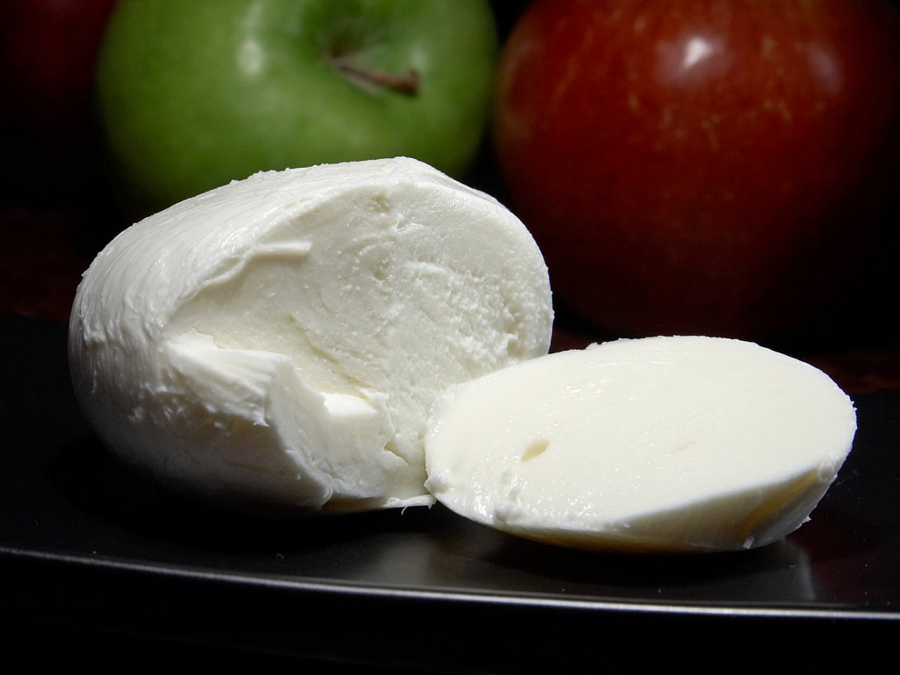 Mozzarella_cheese_1_.jpg