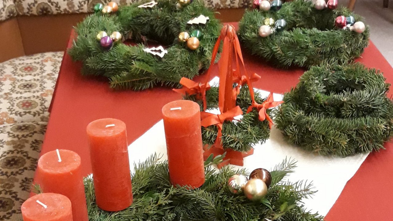 Noerdlingen_Adventskranzbinden_Kraenze.jpg