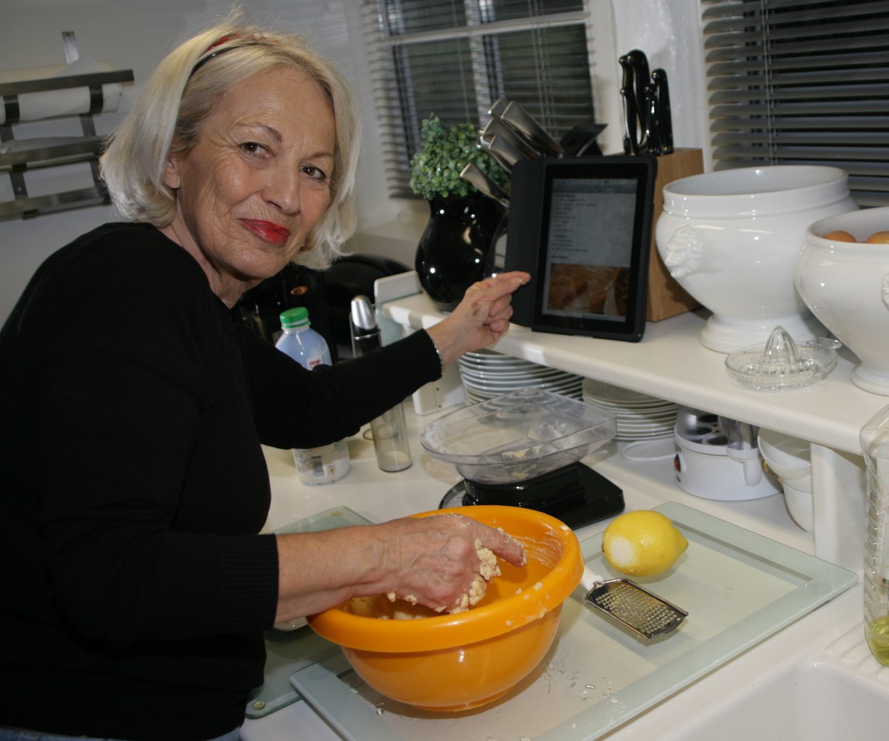Seniorin_beim_Kochen__Quelle_Rainer_Sturm_pixelio.de.jpg