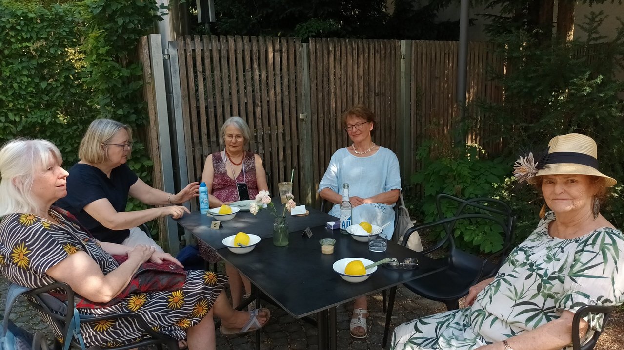 2026__4.8.__Monacensia__Gruppe_Café_im_Schatten.jpg