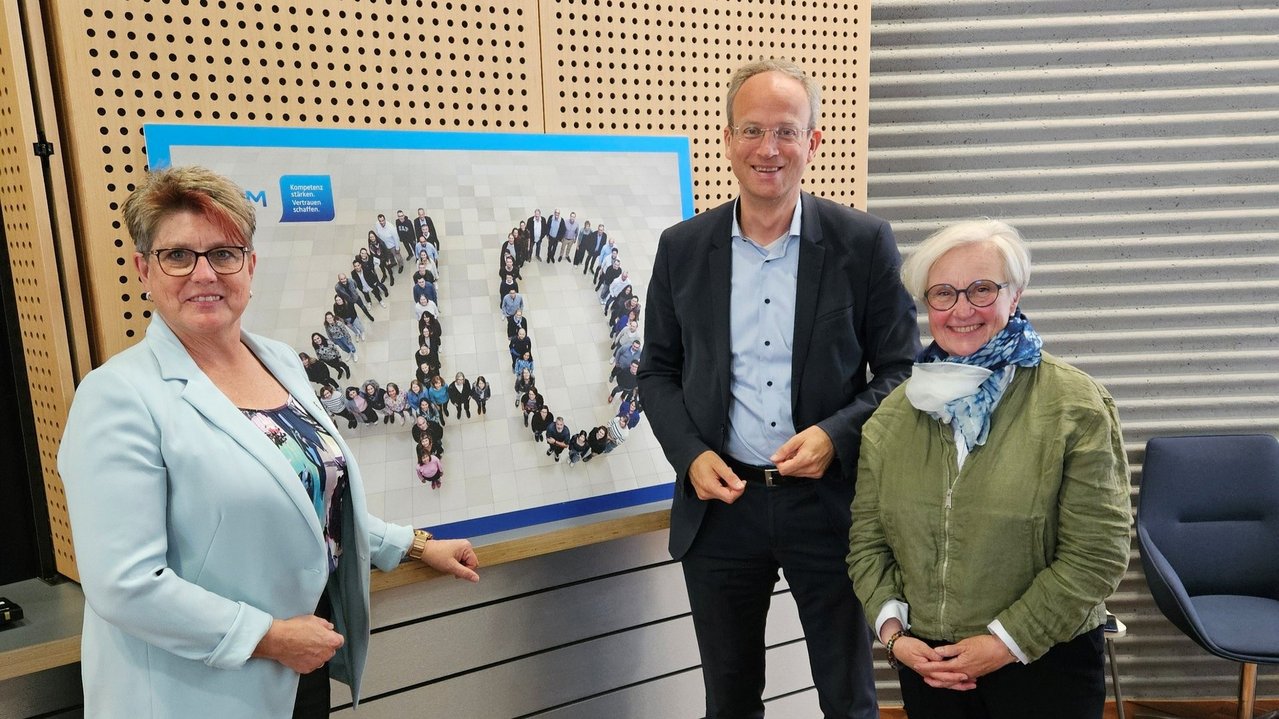 2026__29.4._vlnr_Katharina_Geiger__Dr._Thorsten_Schmiege__Ulla_Kriebel__quer.jpg