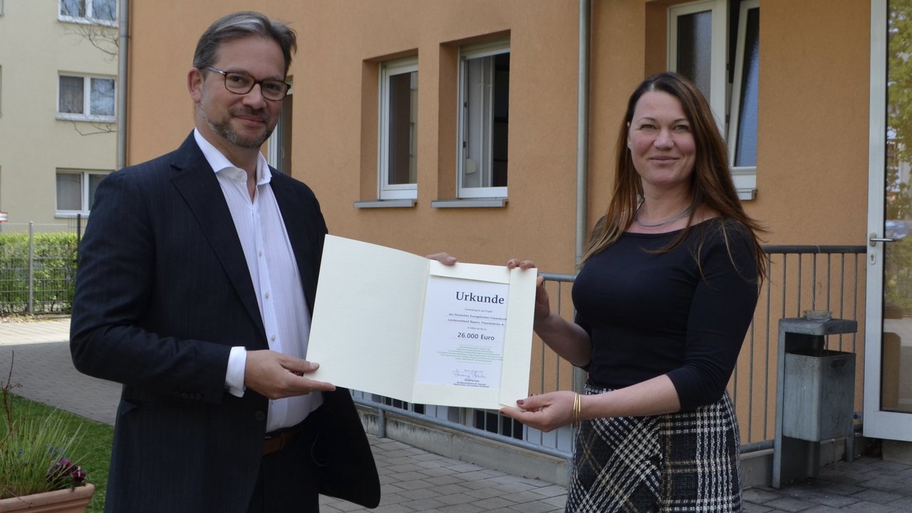 2021__28.4._UEbergabe_Urkunde__links._Staatssek._Pronold__rechts_D._Zimmerer.jpg