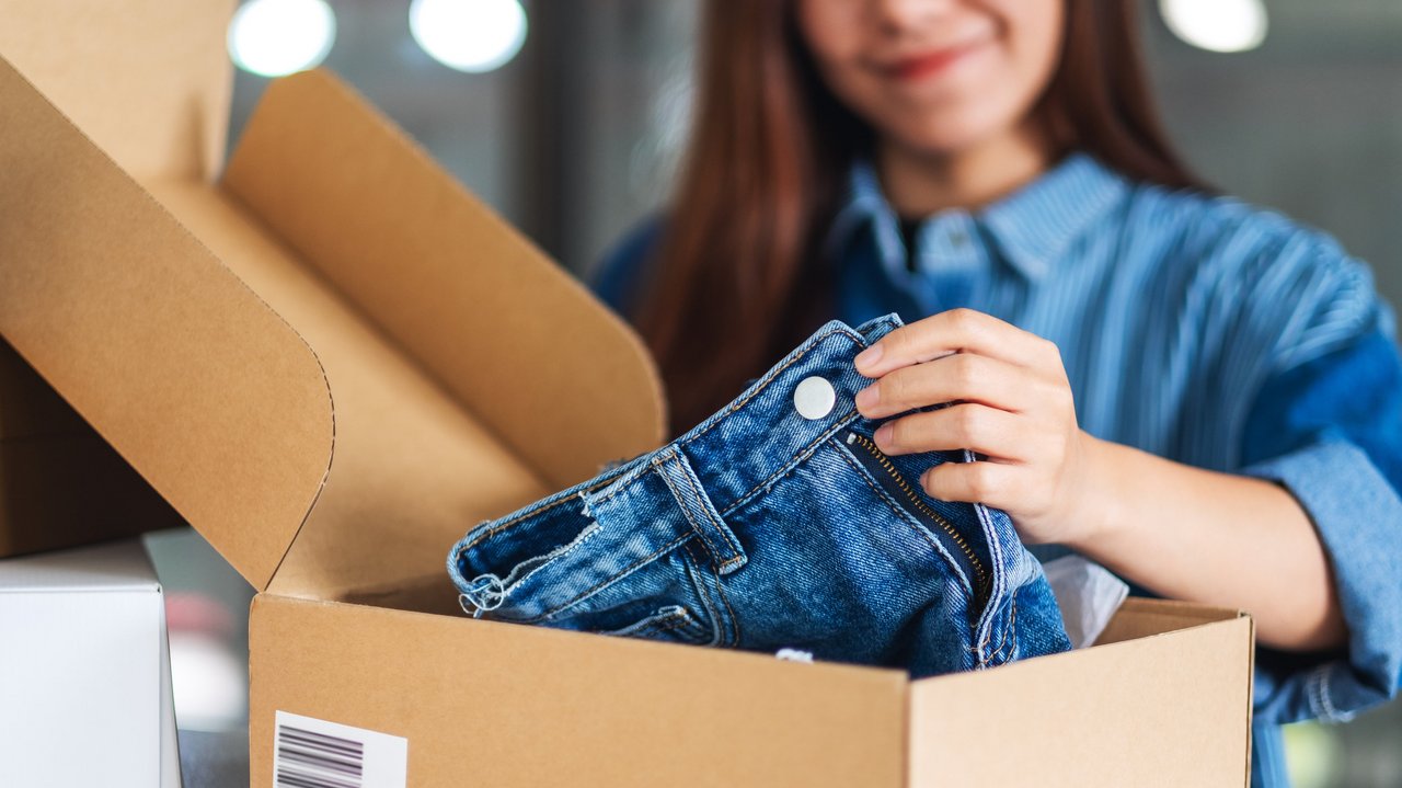 frau_jeans_Onlinekauf_Quelle_AdobeStock_364855183__002_.jpeg