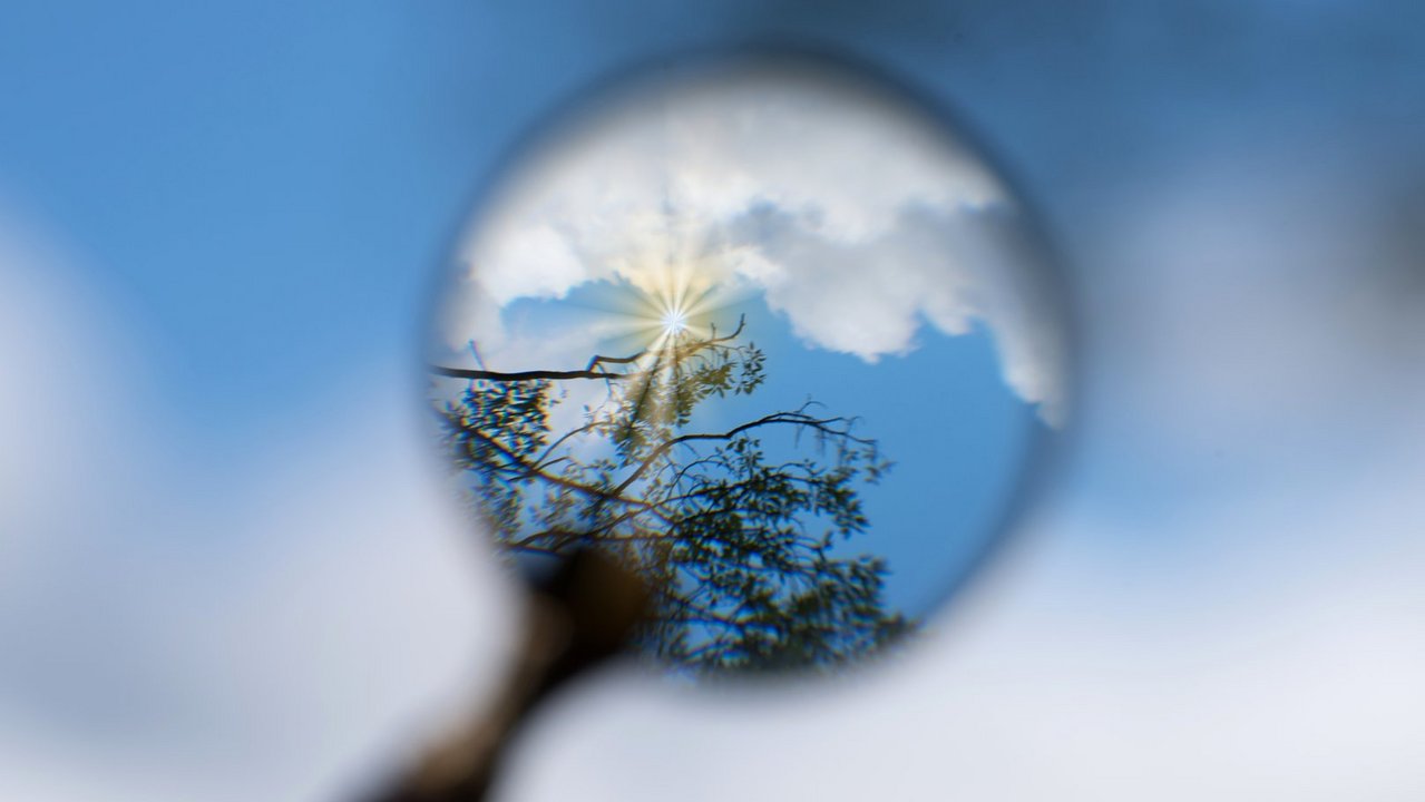 2025__Dezember__Wolke__Sonne__Himmel_mit_Lupe__Quelle_AdobeStock_267704274.jpeg