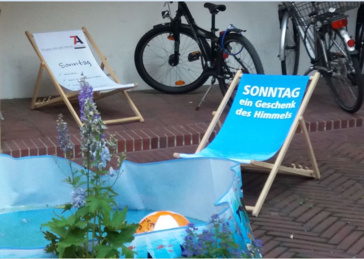 Sonntag_Allianz_STuehle_in_Ansbach.JPG