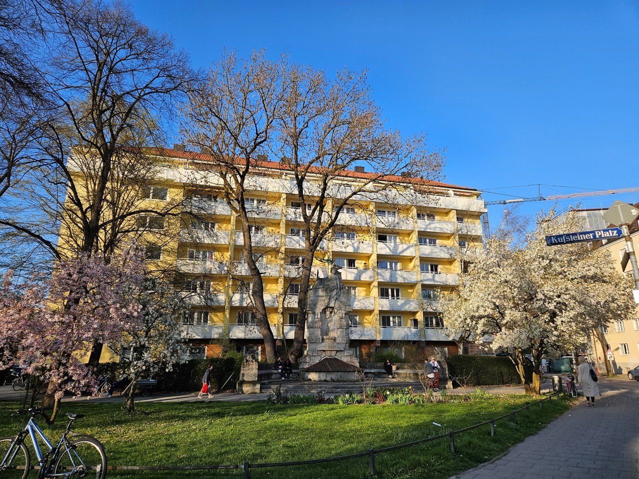 2025__Fassade_mit_Brunnen.jpg