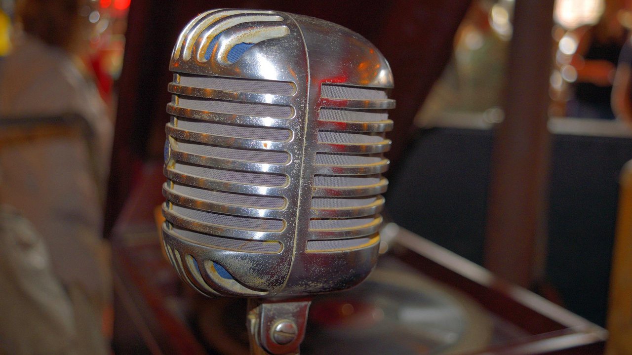 old-microphone-gb1804e29c_1920.jpg