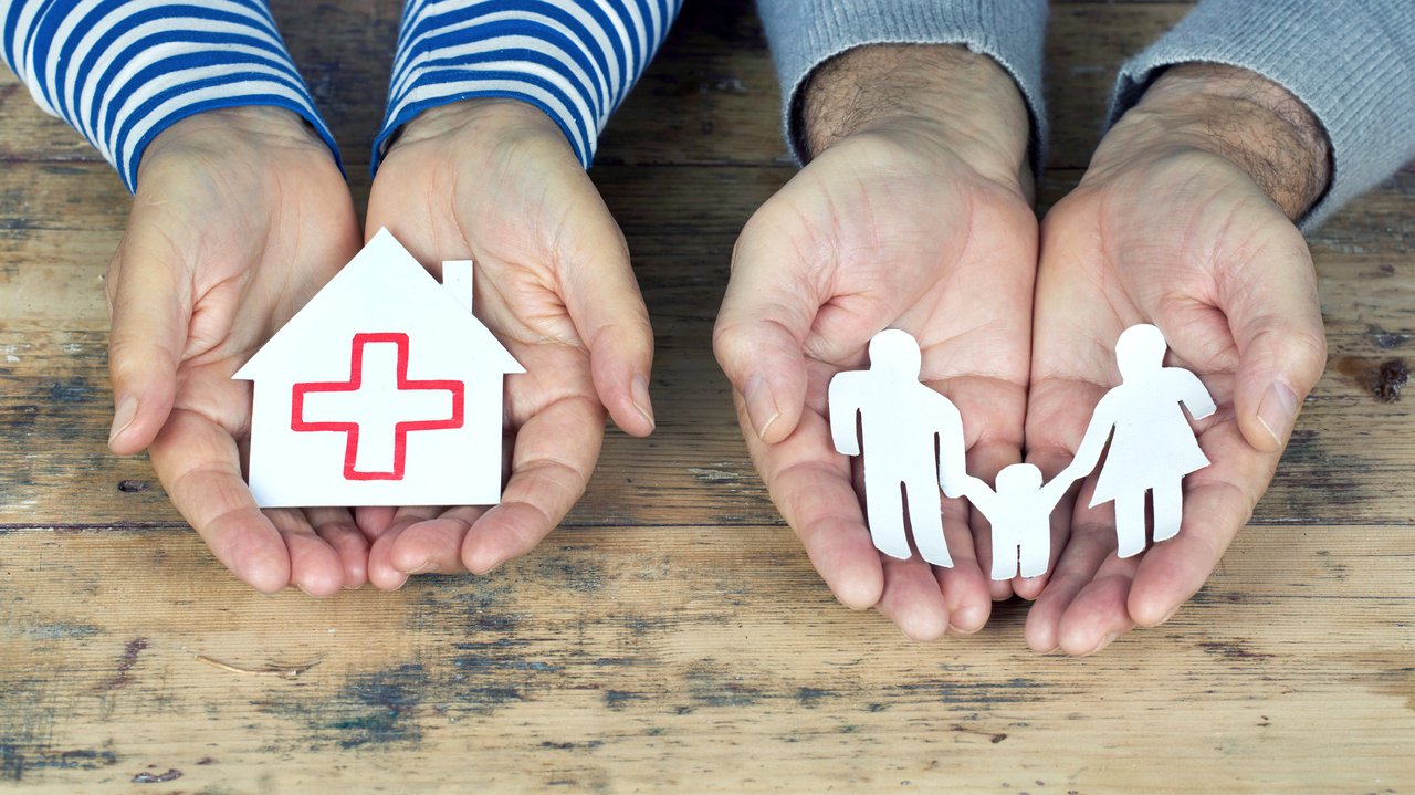 Haende_halten_Papierfamilie_und_Papierhaus_mit_roten_Kreuz__Quelle_AdobeStock_126916265.jpeg