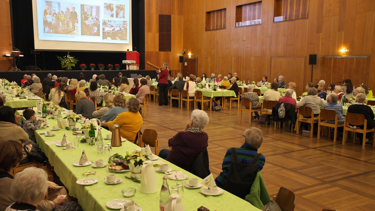 2023__Adventfeier__C._Haaf_im_vollbesetzten_Saal.jpg
