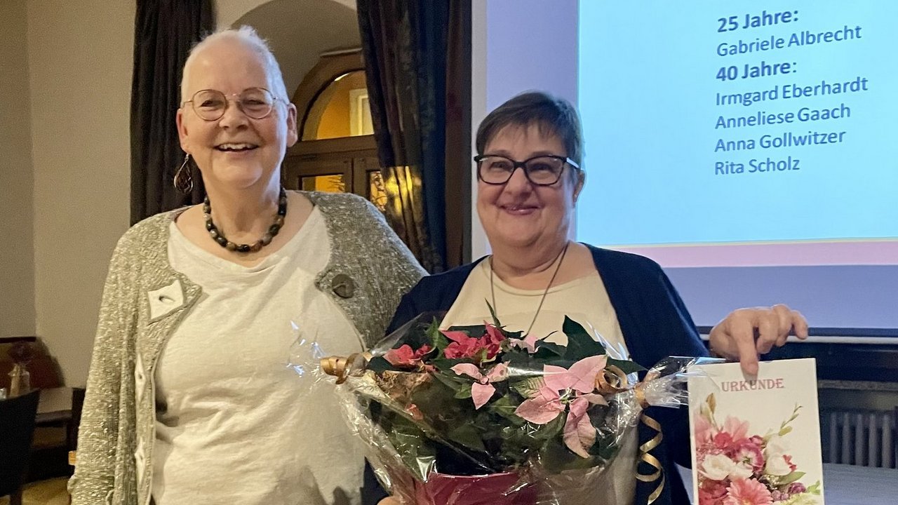 2025_12.11__Ehrung_Gabi_Albrecht__re.__durch_Vorsitzende_Ulrike_Kießling.jpeg