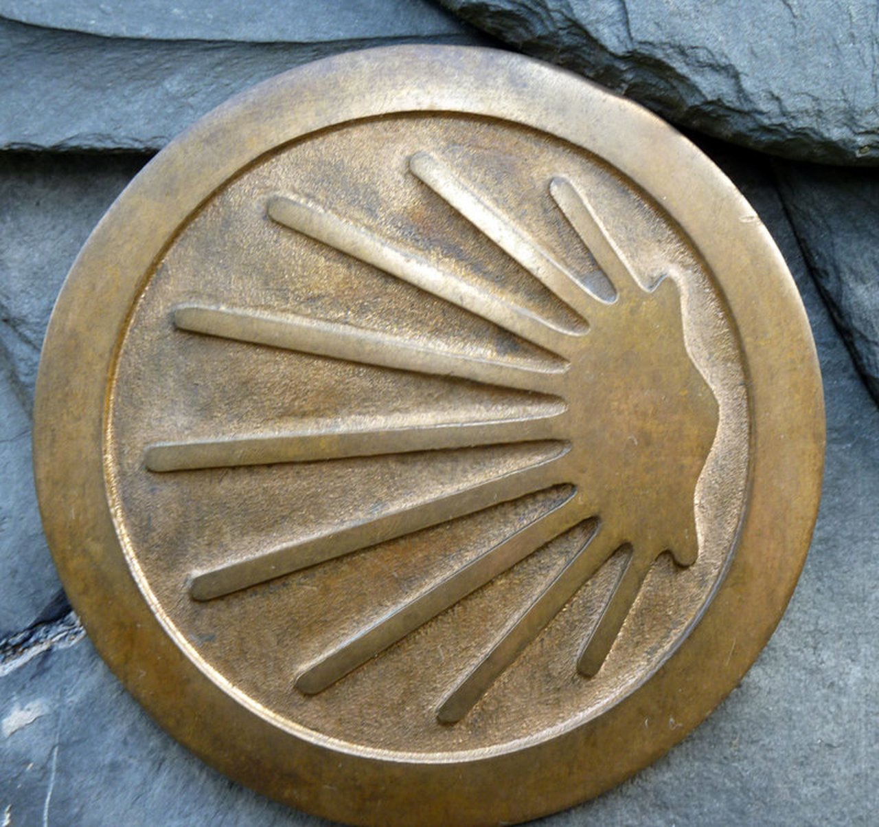Jakobsweg_Symbol__1971markus__CC_BY-SA_3.0de.jpg