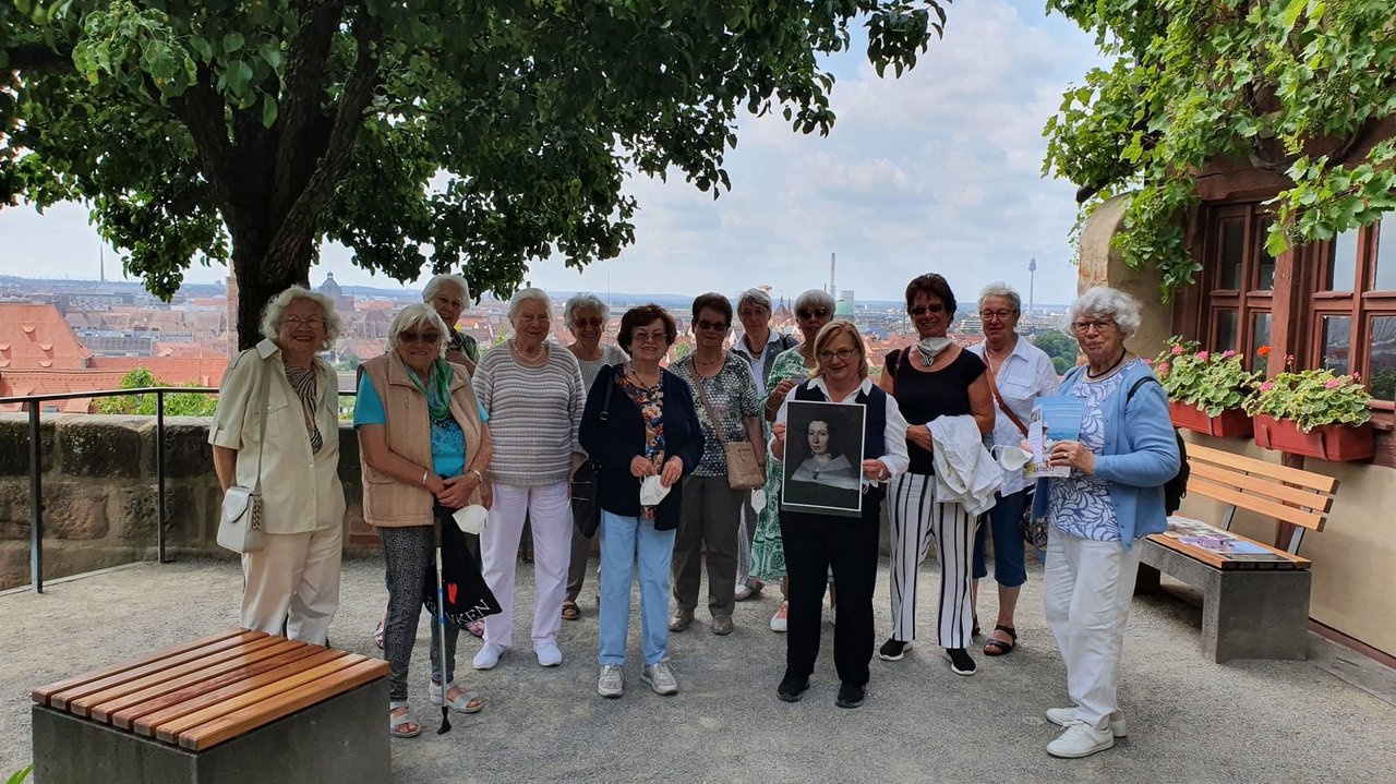 S._17__1__Aus_der_Praxis_-_Nuernberg__Gruppe_im_Merian-Garten.jpg