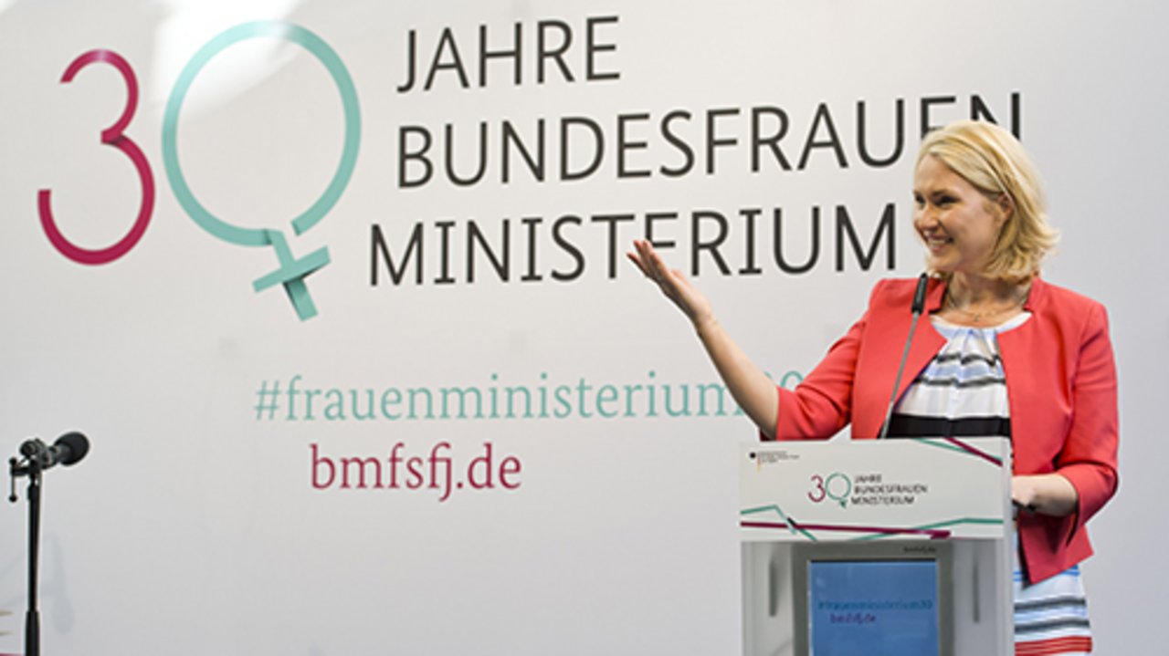 empfang30-1_property_bild_bereich_bmfsfj_sprache_de_width_500_height_281_1_.jpg