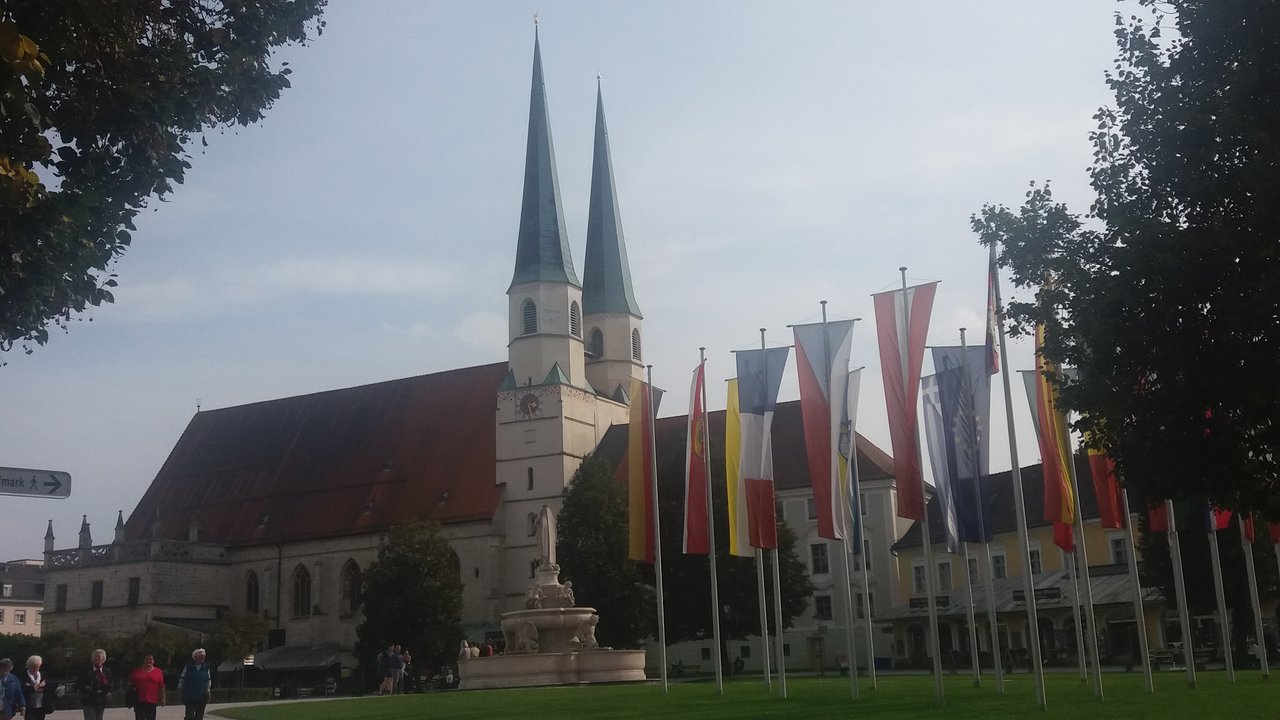 Kapellplatz_mit_Fahnen.jpg