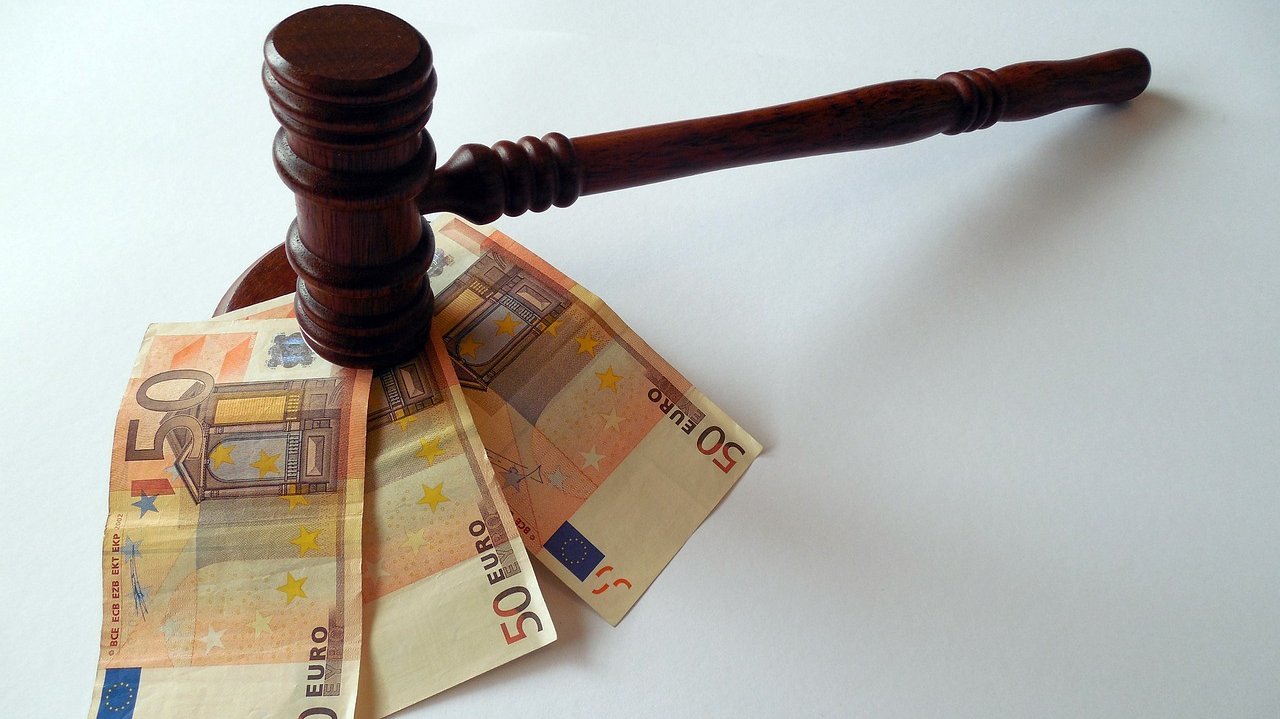 Geld_mit_Hammer__Quelle_pixabay.com.jpg