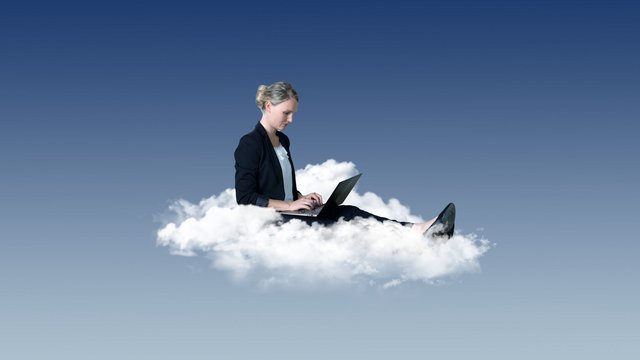 Arbeiten in der Cloud – Frau am Laptop