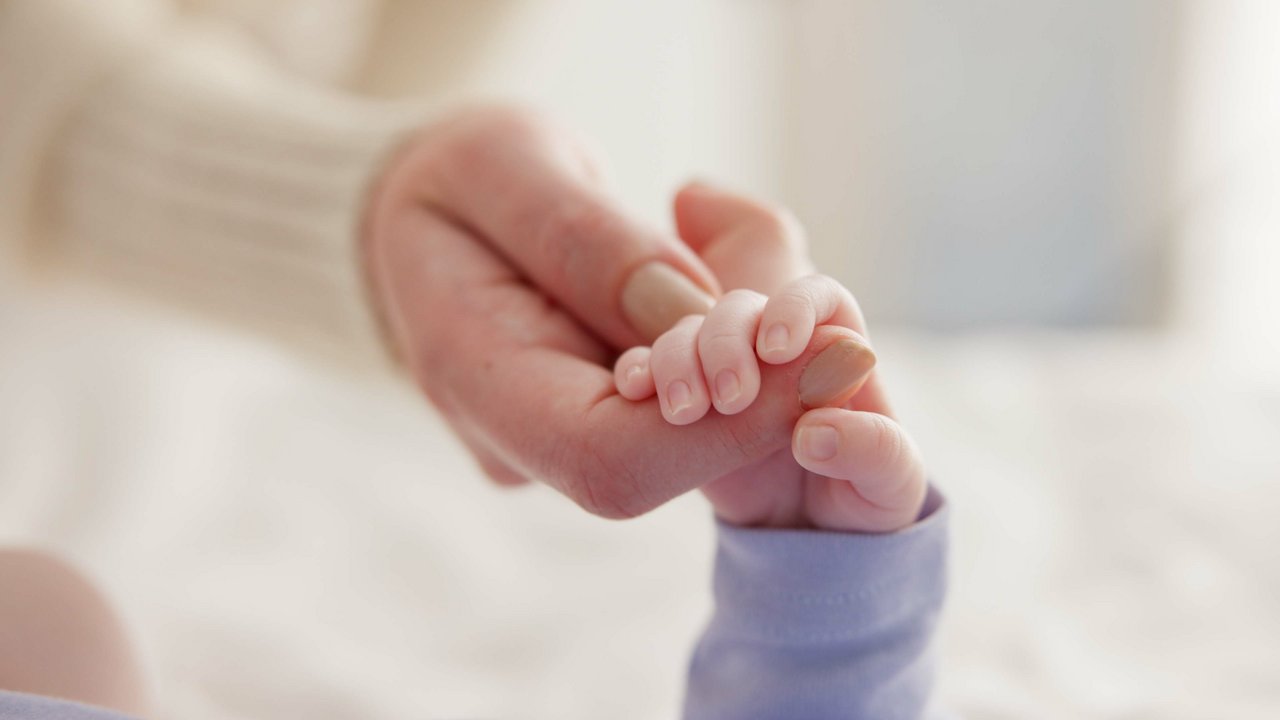 Frauenhand_mit_Babyhand__Quelle_AdobeStock_715662011.jpeg