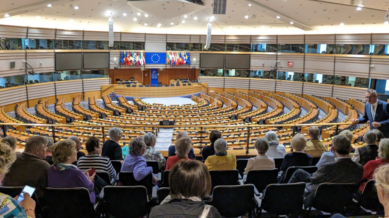 S._10__11__Gruppe_im_Parlament_2__Quelle_L._Herrmann.jpg