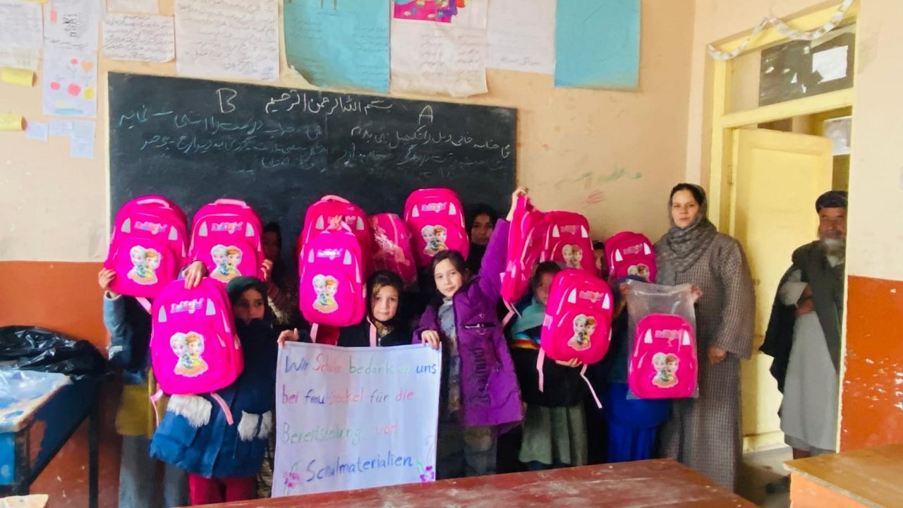 2025__Maedchenschule_mit_Lehrerin_und_Aufpasser.jpg