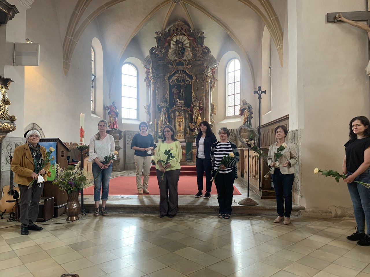 Floss_Gruppenfoto_in_der_Kirche_Juni_2021.jpg