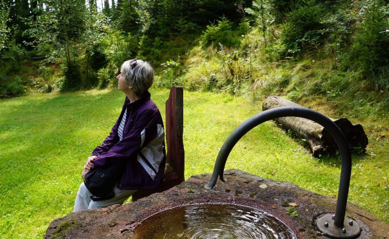 Frau_am_Brunnen_Rainer_Sturm_pixelio.JPG