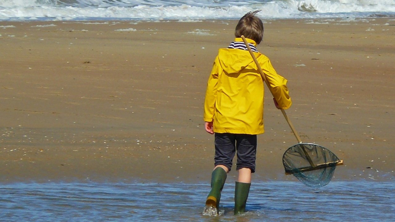 Kind_mit_Friesennerz_am_Meer__Quelle_pixabay.com.jpg