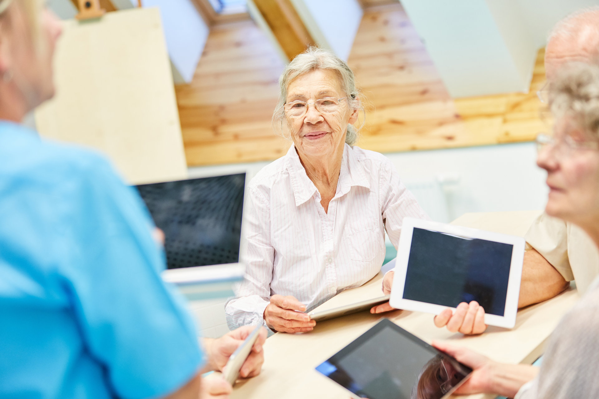 Pflegekraft erklärt Senioren die Social Media