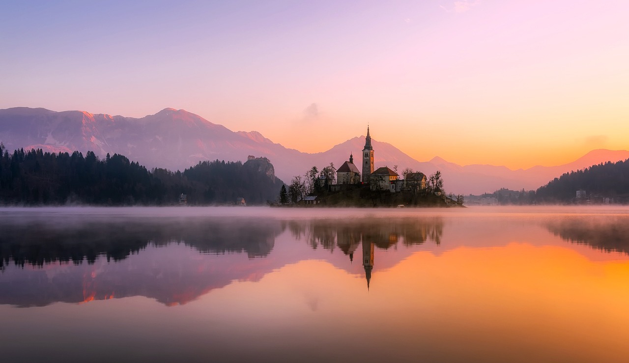 Kirche_im_See__Quelle_Pixabay.com.jpg